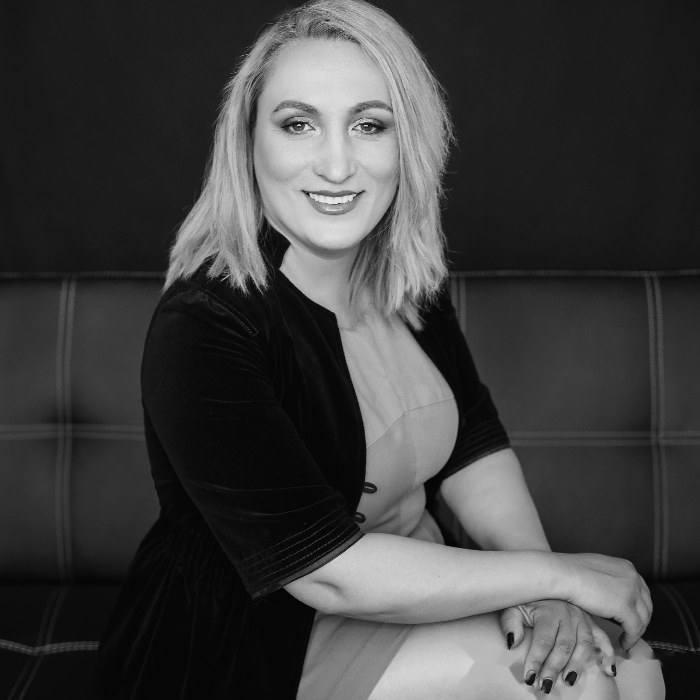 Portret business alb-negru Mirela Pascu